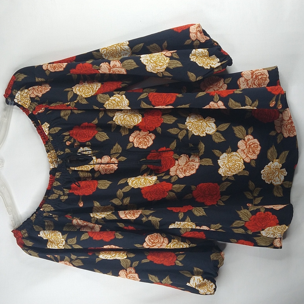 MPH Collections Floral Blouse Size: Large
